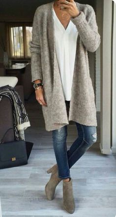 Love this gray sweater | Welcome to my WOMEN OVER 40 Inspiration Board #womenover40 #womenover50 #womenover60 #womenover70 www.collinsmakeup.com Look Jean, Fashion Week 2018, Wonder Women, Mode Casual, Maroon 5, Looks Chic, 가을 패션, Outfits Casual, Winter Is Coming