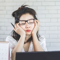 Experts share are some surprising facts you probably don’t know about narcolepsy, which affects between 135,000 and 200,000 people in the United States. Tired Person, Not Drinking Enough Water, Stages Of Sleep, Sleep Medicine, Healthy Fruit, Sleep Help, Medical News, Surprising Facts