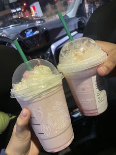 Vanilla bean crème Frappuccino with vanilla sweet cream, strawberry purée, and Carmel crunch ❤️ Strawberry Purée, Vanilla Sweet Cream, Frappuccino Inspired Recipes, Strawberry Drinks, Starbucks Drink, Dairy Drinks, Starbucks Coffee Recipes, Strawberry Puree, Sweet Cream