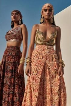 #ethnicfashion #traditionalwear #indianwear #indowestern #indian #india #usafashion #usa #paris #2023fashion #outfit #outfitinspo #outfitideas #trendy #trend #jeans #pullover #ethnic Palazzo And Blouse, Arpita Mehta, Look Hippie Chic, Rug Print, Mode Hippie, Wedding Blouse Designs, Indian Outfit, Indian Fashion Dresses, Black Rug