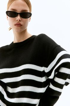 Soft  loose-fit knit sweater. Crew neck  dropped shoulders  and long sleeves. Ribbing at neck  cuffs  and hem. Sweater With Stripes, H M Outfits, Fitted Jumper, Sweater Trends, Extra Long Sleeves, Cute Preppy Outfits, Fashion People, Outfit Inspo Fall, Black Sweater