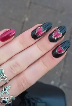 Rockstar girlfriend heart black dark red nailart Rockstar Girlfriend Makeup, Rocker Nails, Rockstar Nails, Rockstar Girlfriend, Heart Nails, Pretty Makeup