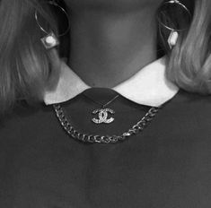 Chanel Aesthetic, Look Wallpaper, Two Necklaces, Estilo Indie, Jewelry Aesthetic, Classy Aesthetic