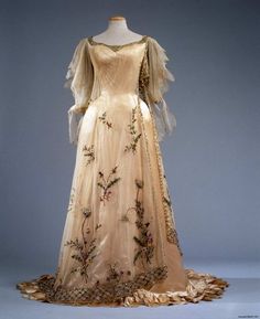 The Spring (Evening gown) | Artworks | Uffizi Galleries Edwardian Evening Gown, Silk Satin Dress, 20th Century Fashion, Dress Out, Edwardian Fashion, Will Turner, Historical Dresses, Historical Clothing, Historical Fashion