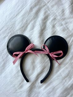 Mickey ears diy bows disney world cute outfit inspiration Minnie Mouse Accessories, Diy Ears Disney, Mickey Ears Aesthetic, Aesthetic Mickey Ears, Cute Disney Outfits Winter, Mickey Ears Ideas, February Disney World Outfits, How To Make Mickey Ears, Disney Ears Aesthetic