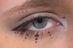 Swirl Eye Makeup, Dotted Eyeliner Looks, Boho Eyeliner, Eyeliner Dots Makeup, Natural Earthy Makeup, Hippy Makeup Looks, Eyeliner With Dots, Fantasy Eyeliner, Hippie Eyeliner