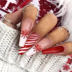 Nails Outline, Subtle Holiday Nails, Daisy Acrylic Nails, Diy Christmas Nail Art, Latest Nail Designs, Nails Christmas