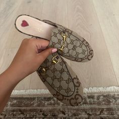 Size: Womens Eu 38 Beige And Ebony Orignal Gg Canvas Light Gold-Toned Hardware Horsebit Leather Sole Flat Height: 0.5" Made In Italy Gucci Slipper, Shoes Cute, Lighted Canvas, Gucci Shoes, Flat Shoes Women, Loafer Flats, Slippers, Loafers, In Italy