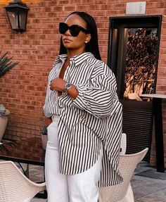 Feminine Chic Workwear Outfits, Black And White Striped Shirt Outfit, Stylish Work Attire, Effortlessly Chic Outfits, Stylish Work Outfits, Casual Chic Outfit, Lookbook Outfits, White Pants