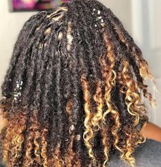 Colored Tips Locs, Highlights Locs, Locs With Dyed Ends, Locs Highlights, Textured Locs, Ombré Locs, Ombre Locs Black Women, Ombre Locs, Locs With Highlights