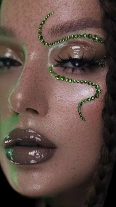 Green Christmas Makeup, Christmas Makeup Ideas, Makeup Contouring, Drag Make-up, Rhinestone Makeup, Rave Makeup, Green Makeup, Makijaż Smokey Eye, Eras Tour Outfit