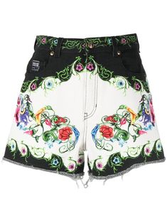 black/multicolour stretch-cotton baroque-pattern print high waist front button and zip fastening classic five pockets raw-cut edge Maddie Hatter, Versace Baroque, Baroque Print, Baroque Pattern, Versace Brand, Knee Length Shorts, Holly Hobbie, Outfit Women, Jeans Outfit