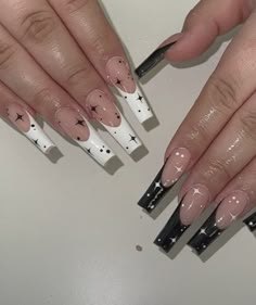 One Black One White Nails, One Hand Black One Hand White Nail Ideas, Grunge French Tip Nails, Black And White 90s Nails, Emo Baddie Nails, Nail Inspo Beginner, Simple Nail Art Black, Black White French Nails, Square Simple Nails