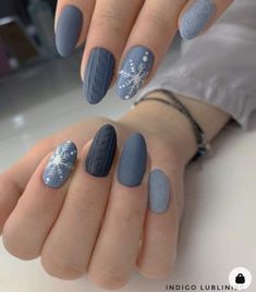 Light Blue Sweater Nails, Cute January Nails Almond, Short Oval Nail Designs Winter, Christmas Acrylic Nails Blue, Xmas Blue Nails, Winter Nails2023, Sweater Nails Blue, Nail Winter 2023, January Nails Ideas Simple Classy