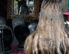 chain mail headpiece | Flickr - Photo Sharing! Hair Snood, Medieval Aesthetic, Yantai, Joan Of Arc, Chain Mail, Medieval Fantasy, Jewelry Inspo, Headpiece, The Back