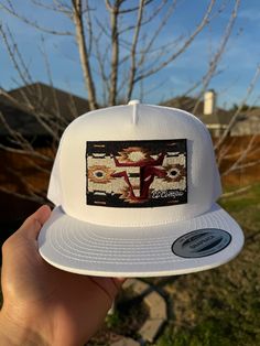 Para todos nosotros que nos gusta la vida de rancho!  For all of us that love the ranch life!  DeRancho adjustable snapback. Premium quality material.  Details:  * Mesh Back * Adjustable Strap * One size fits all Materials:  * 65% Polyester  * 35% Cotton Salty Rodeo Hats, White Cap For Rodeo, White Flat Brim Baseball Cap For Rodeo, Western White Trucker Hat With Curved Brim, Western Style White Trucker Hat With Curved Brim, White Western Snapback Baseball Cap, Western Style White Snapback Hat With Curved Brim, White Western Style Snapback Baseball Cap, White Snapback Hat For Rodeo