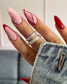 Christmas Nail Designs Aesthetic, Red And White Xmas Nails, Minimalist Xmas Nails, Christmas Nail Designs Red And White, White And Red Christmas Nails, Xmas Nails White, Red White Christmas Nails, Christmas Nails Minimalist, Xmas Red Nails