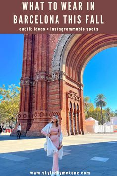 a woman standing in front of an arch with the words what to wear in barcelona this fall