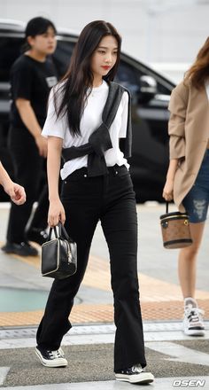 Kpop Airport Fashion, Look Office, Red Velvet Joy, Korean Girl Fashion, Interview Outfit, Velvet Fashion