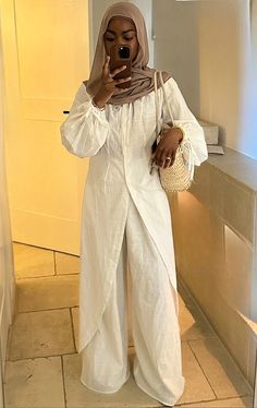 Ig: aishaxahmada Abaya Outfits Aesthetic, Abaya Summer Hijab Outfit, Aesthetic Abaya Outfits, Vacation Hijabi Outfits, Modest Abayas Aesthetic, Hijabi Summer Outfits, Dress Celebrity