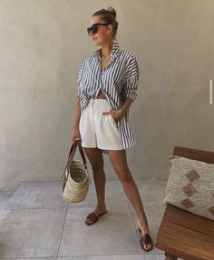 Neutral Dressing, Bali Outfits, Lydia Tomlinson, Capsule Wardrobe Casual, Look Jean, Oversized Shirts, Feminine Fashion, Ootd Ideas, Bohol