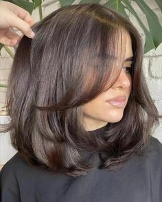 Auf welchen Long Bob 2024 schwören Modegurus und Stars? Diese großartigen Looks sind momentan Trend und ziehen alle Blicke auf sich! - #Shoulder_Length_Round_Layers #Short_Brunette_Blowout #90s_Long_Bob_Layers #Medium_Short_Hair_Long_Layers Gina Rodriguez Short Hair, Long Layered Bob Curtain Bangs, Layered Hair Bob Medium, Layed Hair With Curtain Bangs Short, Short Hair Fir Round Face, Front Layers On Short Hair, Xanthi Perfect Match, Medium Short Hair Blowout, Long Bob With Face Framing Layers Side Part