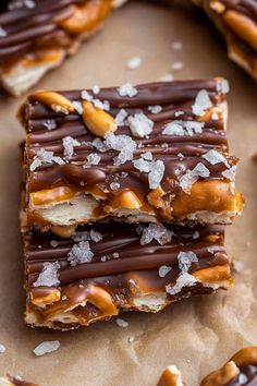 Salted Caramel Pretzel Bark Chocolate Pretzel Carmel Bark, Pretzel Bark Recipes Simple, Pretzel Caramel Chocolate Bark, Sea Salt Caramel Recipe, Caramel Bark, Pretzel Toffee Bark, Salted Caramel Pretzel Bark, Pretzel Caramel, Caramel Pretzel Bark