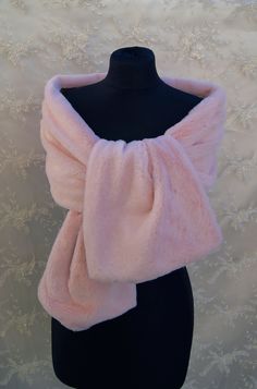 A very elegant and warm shawl for your wedding party or evening dress made of a very soft imitation fur. Color: rose pink Sizes : unique ( 150cm x 40 cm approx. ) The shawl comes with a hidden hook . You can also wear it with a brooch. Cheap Pink Party Outerwear, Winter Wedding Bridesmaids, Prom Garters, Pink Shawl, Wedding Shrug, Custom Wraps, Italy Outfits, Ski Season, Pink Fur