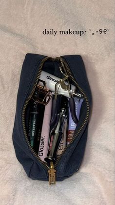 Sephora Aesthetic, Everyday Bag Essentials, School Bag Essentials, Inside My Bag, Handbag Essentials, Makijaż Smokey Eye, What In My Bag, Bag Makeup, Daily Makeup