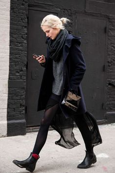 Looks que todas las mujeres rebeldes y con estilo querrán probar Minimalisticky Chic, Walking Down The Street, Boating Outfit, Black Outfits, Mode Casual, Total Black, Black Chelsea Boots, Minimal Style