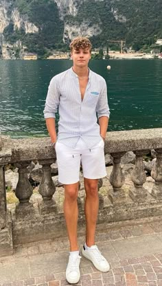 Old Money Poses Men, Old Money Shorts, Mens Poses, Old Money Outfits Men, Money Aesthetics, Hair References, Old Money Outfits, Look Jean