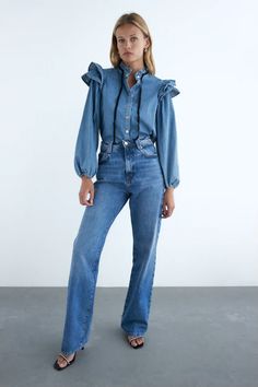 Winter Streetstyle, Denim Shirt Outfit, Zara Winter, High Collar Shirts, Denim Clothes, Tencel Denim, Street Style Winter, Zara Woman, Collar Shirt