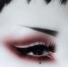 Nature Goth Aesthetic, Vampiress Makeup, 4th Makeup, Eyes Scary, Nature Goth, Mouse Makeup, Aesthetic Palette, July Makeup