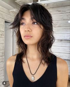 Dark Brown Shaggy Hair, Shaggy Short Hair Grunge, Curtain Bangs Mullet, Shag Round Face, Mullet Without Bangs, Black Shaggy Hair, Shag Haircut Without Bangs, Asian Layered Hair, Ideas Para El Pelo