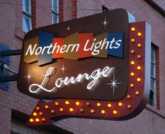 the sign for northern lights lounge is lit up