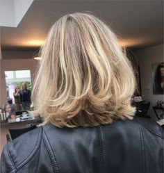 Shoulder Length Haircut Blonde, Blond Hair With Layers, Blonde Shoulder Length Hair Straight, Bob With Lots Of Layers, Bob 90s Hair, Layered Bob Fine Hair, Blonde Hair Inspiration Short, Haircut Ideas For Thick Hair, Few Highlights