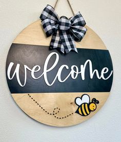 Bee Bottom Bee Door Hanger, Teacher Door Signs, Teacher Door Hangers, Bee Sign, Door Hangers Diy, Teacher Doors, Magnetic Door, Wood Painting Art, Round Door