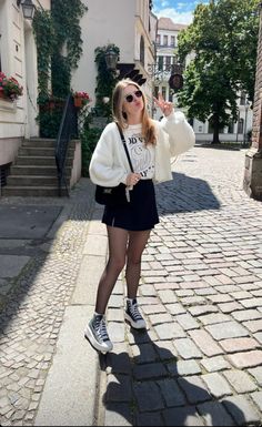 Ways To Style High Top Converse, How To Style Converse High Tops, Converse Outfits Women, High Cut Converse Outfit, Converse High Tops Outfit, Platform Converse Outfit, Mini Skirt Outfit Winter, Converse Platforms, High Tops Outfit