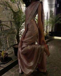 #fashion #aesthetic Pose Ideas In Saree, Desi Baddie Aesthetic, Haldi Saree Outfit, Indian Farewell Outfits, Aesthetic Poses In Saree, Sari For Farewell, Saree Aesthetic Poses, Poses For Indian Outfit, Saree Poses Aesthetic