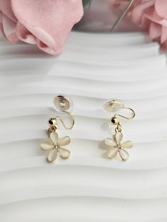 A pair of cute and nicely white flower drop clip on earrings. Lightweight invisible clip on earrings for non pierced ears and sensitive ears. Friendly reminder: Please avoid repeatedly bending the ear clip back and forth, as this can easily cause the clip to break Materials: Copper  Size: 1.47in/1.2cm Style: Minimalist 100% Handmade Jewelry Perfect gift for friends/girlfriend/wife and yourself They will arrive packaged in lovely jewellery bag. Please mark as a gift when you need gift box packagi Cheap Minimalist Nickel-free Clip-on Earrings, Invisible Clip On Earrings, White Clip-on Flower Earrings, White Flower Clip-on Earrings, White Hypoallergenic Dangle Clip-on Earrings, White Hypoallergenic Drop Clip-on Earrings, White Hypoallergenic Clip-on Drop Earrings, Hypoallergenic White Drop Clip-on Earrings, White Hypoallergenic Flower Earrings