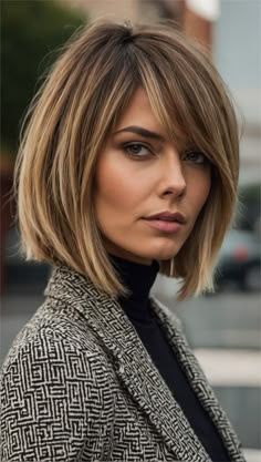 The tousled short bob in this picture exudes a carefree spirit while maintaining an edge. The dark roots transitioning into lighter ends create a depth that enhances the hairstyle’s overall texture. This is a perfect example of sleek hairstyles for short hair down, where movement and a touch of messiness result in a look that’s both chic and easy to maintain. Blond Bob With Dark Roots, Dark Blonde Bob Hairstyles, Sleek Short Hair, Κούρεμα Bob, Chin Length Haircuts, Hair Goal, Bench Storage, Chin Length Hair, Sleek Bob