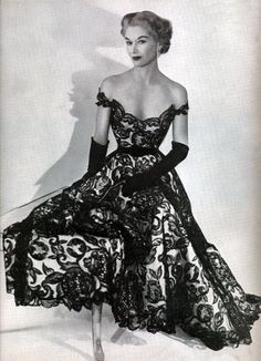 1950s Dior. Love the off-the-shoulders look. Very alluring. Dior Vintage, Fashion 1950s, Lucille Ball, Vintage Makeup, فستان سهرة