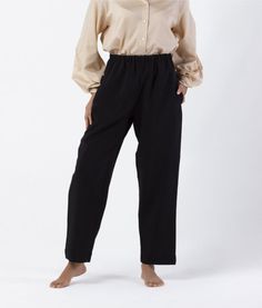 Pantalón fluido de cintura alta con elástico en la parte posterior, bolsillos delanteros. 96% Poliéster, 4% Elastano. Chic Pull-on Style Bottoms For Daywear, Elastic Cuffs Sweatpants For Workwear, Chic Fall Sweatpants Trousers, Chic Fall Trousers Sweatpants, Baggy High-waisted Wide Leg Pants For Work, Baggy High-waisted Pants For Work, High-waisted Relaxed Fit Dress Pants With Elastic Waistband, Baggy High-waisted Pants With Elastic Waistband, Relaxed Fit High-waisted Dress Pants With Elastic Waistband