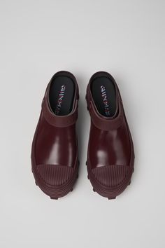 Tracktori Burgundy Clogs for Unisex - Spring/Summer collection - Camper USA Camper Shoes, Ballerina Shoes Flats, Shoes Heels Wedges, Spring Summer Collection, Boys Boots, Leather Clogs, Boot Accessories, Slipper Sandals, School Shoes