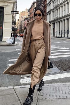 7 looks monocromáticos que passam longe do pretinho básico » STEAL THE LOOK Buissnes Outfits Woman, Fall Dressy, Office Fits, Smart Casual Work, Smart Casual Work Outfit, Ivy League Style, Trendy Outfits Winter, Stylish Work Attire, Business Casual Outfits For Work