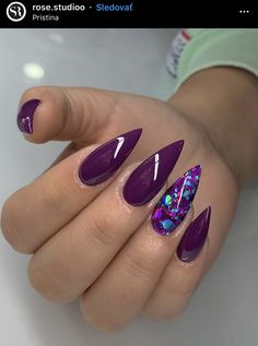 Purple Nails Stilleto, Natural Design Nails, Dark Purple Nails Designs, Purple Stilleto Nails, Nails Natural Design, Dark Purple Nail Ideas, Deep Purple Nails Design, Dark Purple Nail Art, Red And Purple Nails