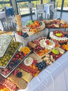 charcuterie grazing table ideas for a crowd Diy Charcuterie Board For Wedding, Wedding Hors D'oeuvres Table, Grazing Table Ideas Diy, Bridal Shower Food Display, Appetizer Table Display, Wedding Charcuterie Board, Charcuterie Grazing Table, Wedding Charcuterie, Grazing Table Ideas