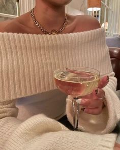 charlotte la bouff aesthetic | the princess and the frog Estilo Blair Waldorf, Living In London, Chique Outfits, Estilo Preppy, Foto Poses, Classy Aesthetic, Old Money Style, Golden Girl, Dream Lifestyle