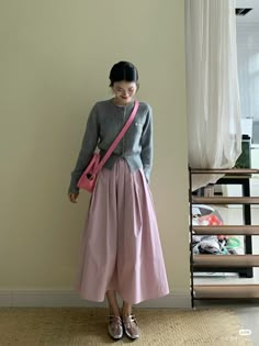 Midi Skirt Outfit Hijab, Pink Outfit Work, Korean Modest Outfits, Pink Skirt Outfits, Japan Outfits, Rok Outfit, Best Winter Outfits, Fashion Mistakes, Midi Skirts