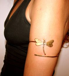 * AVAILABLE FEDEX EXPRESS SHIPPING UPGRADE 3-5 WORKING DAYS * Handmade Dragonfly Upper Arm Cuff made of Brass or German silver. Using the best quality materials these come in a variety of Sizes which are also adjustable. * PLEASE be sure to select your desired size in available options, or leave the measurement of your arm upon purchase. Place your arm at your side, measure the circumference of your arm where you would like your armband to sit * They are easy and simple to use and can be worn as Gold Resizable Cuff Bracelet Gift, Gold Adjustable Cuff Bracelet, Upper Arm Cuff, Arm Cuff, Dream Jewelry